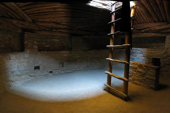 Kiva at Mesa Verde National Park has nichos, recesses built into the walls and a kiva ladder - Southwestern Architecture and Décor – myDesign42